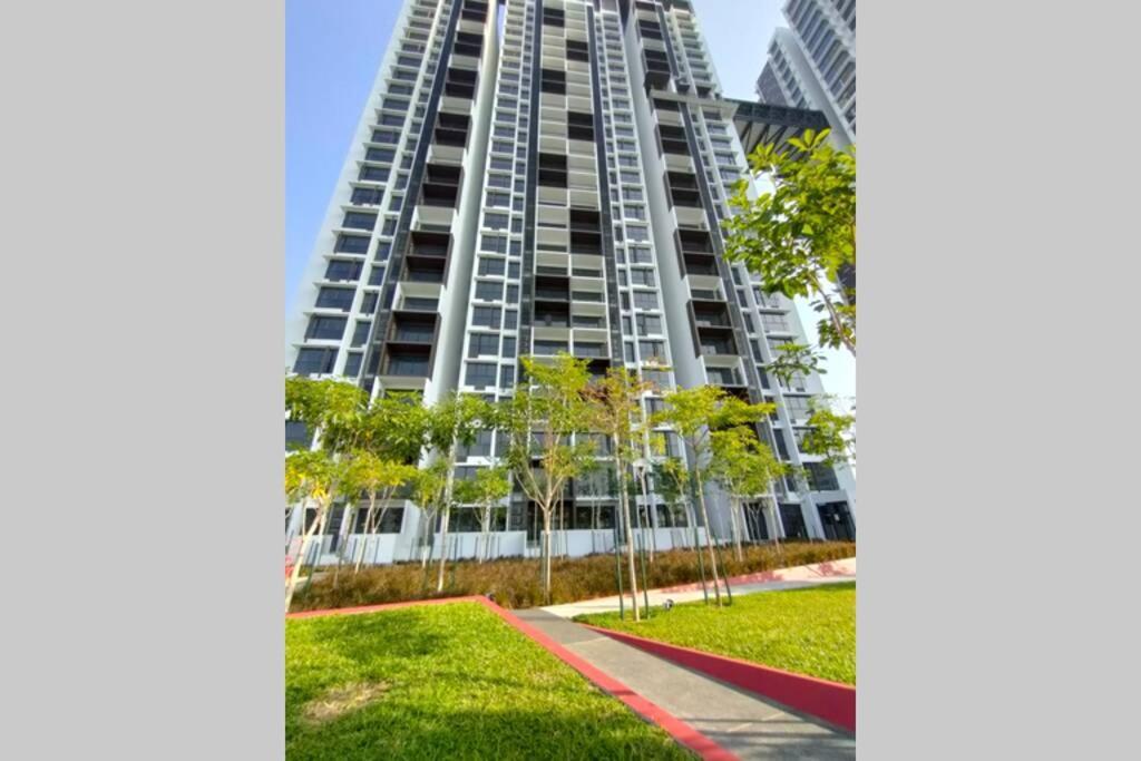 סרי קמבאנגן Astetica Pool & Lake View High Floor 100Mbps Wifi Netflix מראה חיצוני תמונה