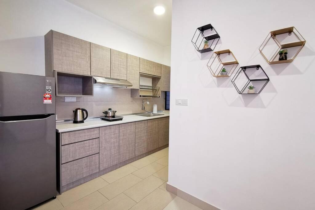 סרי קמבאנגן Astetica Pool & Lake View High Floor 100Mbps Wifi Netflix מראה חיצוני תמונה